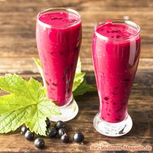 Cremiger Eiweißshake mit schwarzen Johannisbeeren