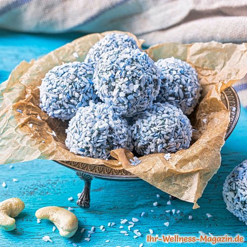 Blaue Superfood-Energy-Balls mit Kokos