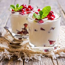 Fruchtiges Low Carb Eiweiß-Dessert mit Granatapfel