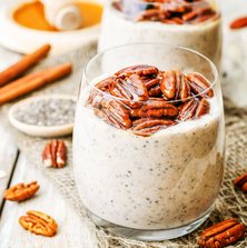 Cremiger Low Carb Chia-Pudding mit Pecannüssen