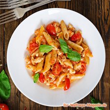 Low-Carb-Penne mit Hähnchen, Tomaten und Basilikum