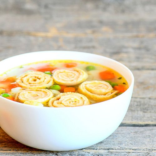 Klare Low Carb Gemüsesuppe mit Pfannkuchen - gesundes, einfaches Rezept