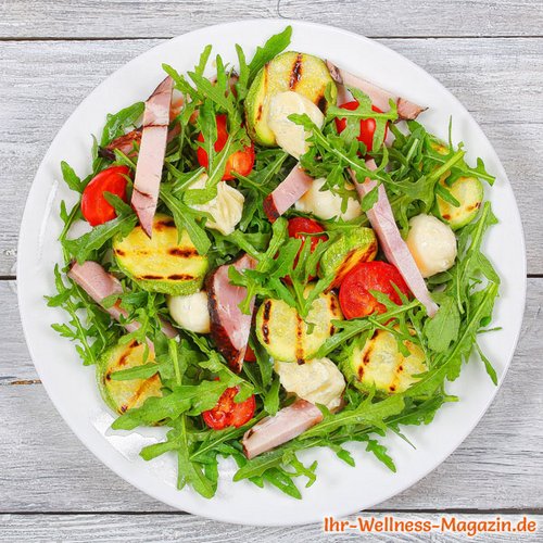 Rucola-Salat mit Schinken, Mozzarella und Zucchini