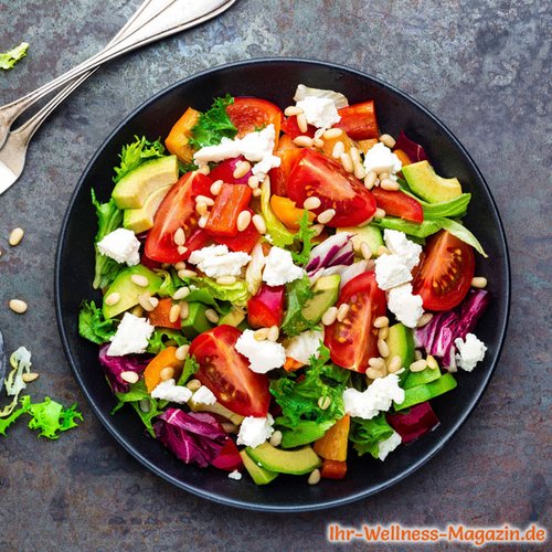 Gemischter Salat mit Avocado und Feta 