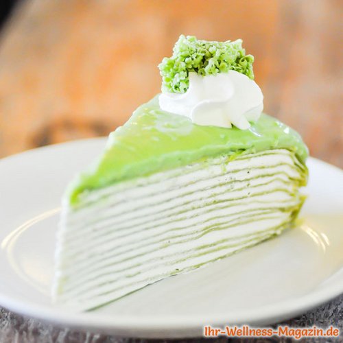 Leichte Low Carb Matcha-Crêpe-Torte