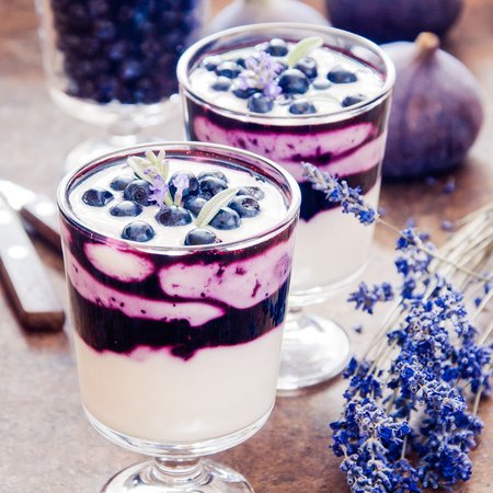 Schnelles Low Carb Eiweiß-Dessert mit Blaubeeren