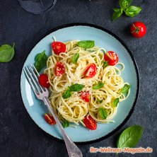 Low-Carb-Spaghetti mit Tomaten und Basilikum
