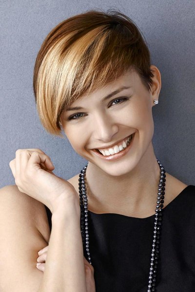 Sidecut Frisur mit langem Pony