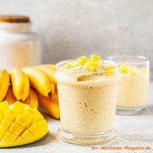 Proteinshake mit Mango, Kokos und Banane