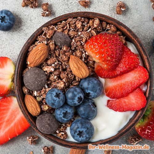 Schoko-Frühstücksbowl mit Joghurt und Beeren