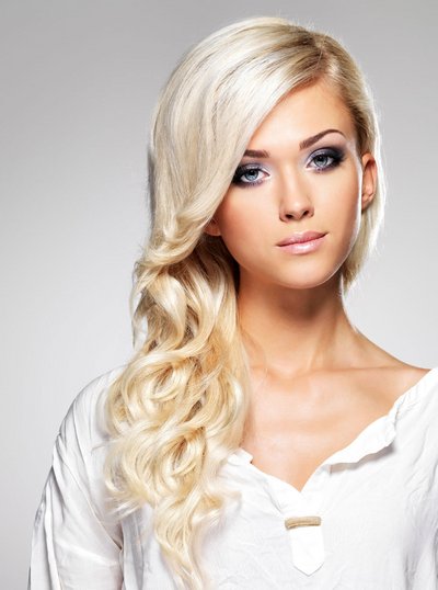 Lange blonde Haare mit Wellen zum Side Swept gestylt