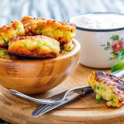 Low Carb Zucchini-Kräuter-Pancakes mit Quark