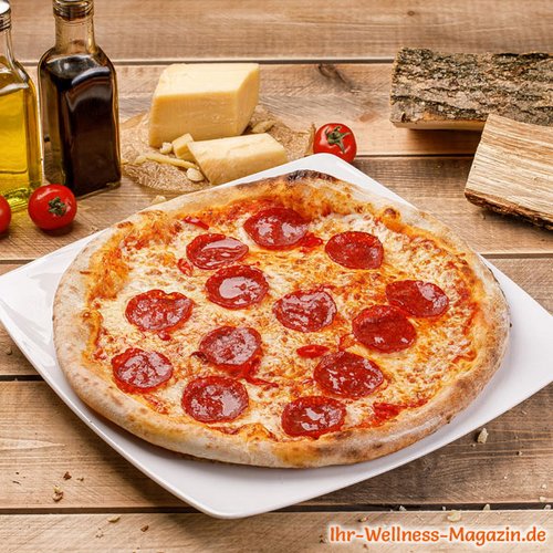 Low-Carb-Pizza Diavola mit scharfer Salami und Chilis