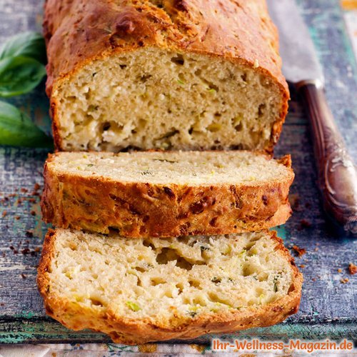 Low-Carb-Brot mit Kräuter, Feta und Zucchini