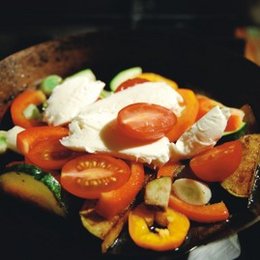 Schlank Rezept: Pfannen-Gemüse mit Mozzarella