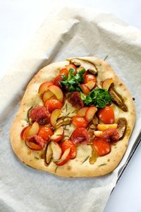 talienische Rezepte: Lauwarme Steinpilz-Focaccia mit Vogerlsalat, Marillen & Salami