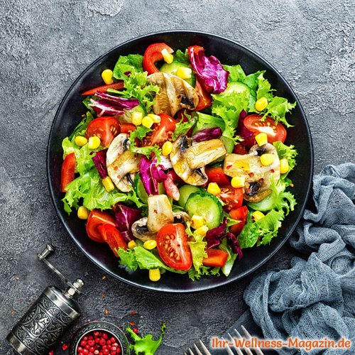 Gemischter Salat mit gegrillten Champignons - gesundes Low-Carb-Rezept