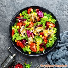 Gemischter Salat mit gegrillten Champignons