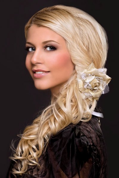 Blonde lange Haare mit lockigem Seitenzopf