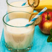 Buttermilch-Shake mit Apfel und Banane