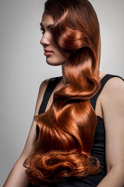 Partyfrisur für lange Haare, offen und zum Side Swept gestylt