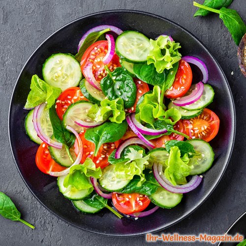 Gesunder gemischter Salat mit Spinat - gesundes Low-Carb-Rezept