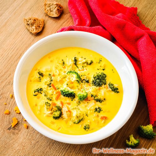 Low Carb Käsesuppe mit Brokkoli und Huhn - gesundes, einfaches Rezept