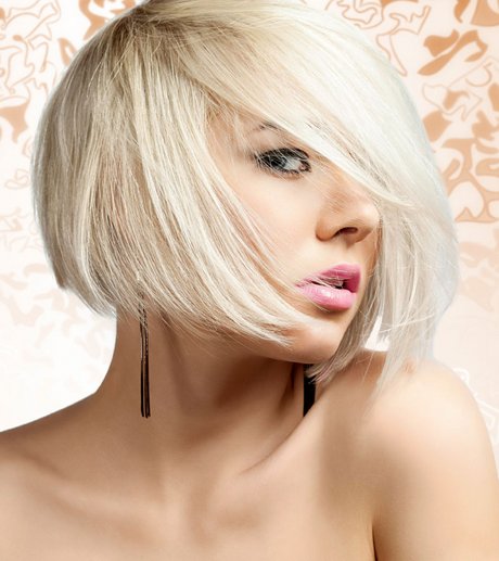 Cooler Short Bob mit tiefem Seitenscheitel