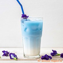 Blauer Eistee mit Milch selber machen