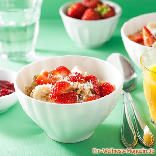 Low Carb Quinoa-Frühstück mit Kokos und Früchten