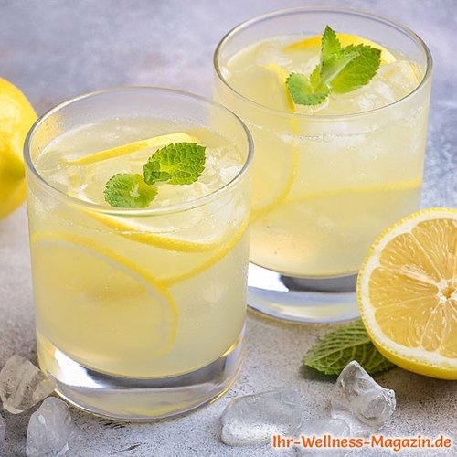 Zitronen-Cocktail mit Minze