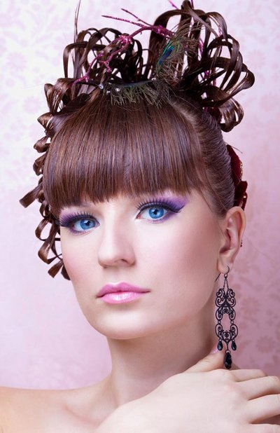 Blaue Augen schminken - Lila Augen-Make-up mit langen Wimpern