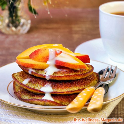 Protein-Quark-Pfannkuchen mit Pfirsichen