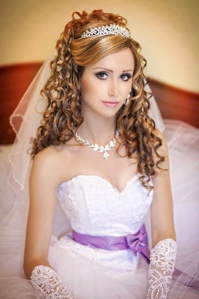 Zauberhafte Locken mit Schleier und Tiara