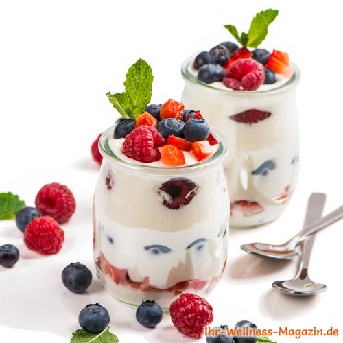 Low Carb Joghurt mit frischen Früchten im Glas