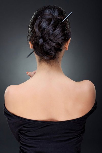 Abendliche Chignon-Frisur im Asia-Look