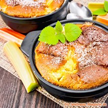 Low-Carb-Quarkauflauf mit Rhabarber