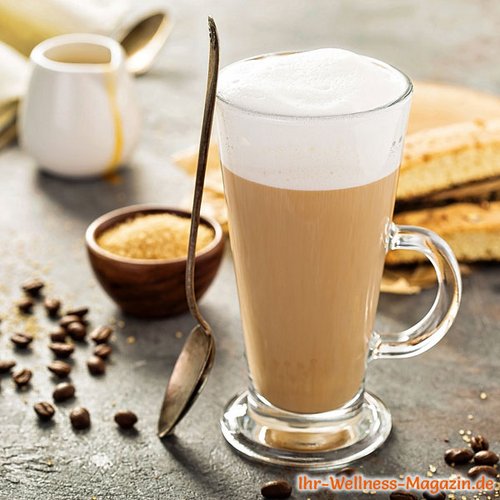 Kaffee Latte mit Karamell-Cremelikör