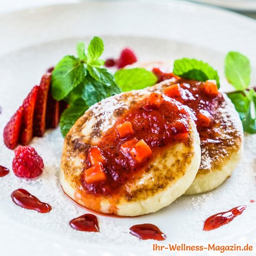 Low Carb Schmand-Pancakes mit Erdbeermarmelade - süßes Pfannkuchen-Rezept