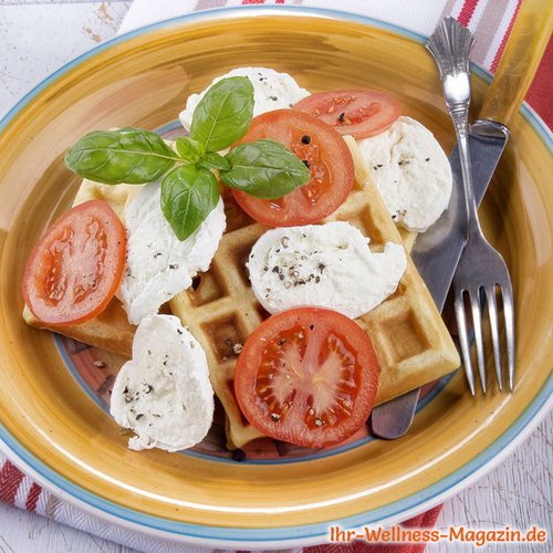 Protein-Waffeln mit Tomate und Mozzarella
