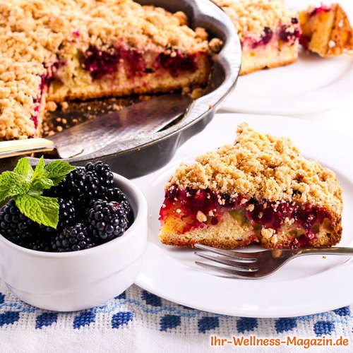 Saftiger Low Carb Brombeer-Streuselkuchen