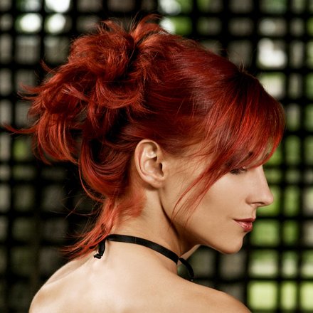 Lässige, lockere Hochsteckfrisur mit rot gefärbten Haaren