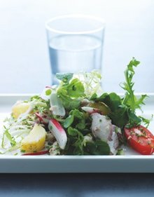 Leckere Salate: Grüner Salat mit Räucherfisch