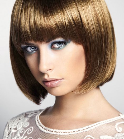 Trendiger kinnlanger Bob Cut mit langem Pony