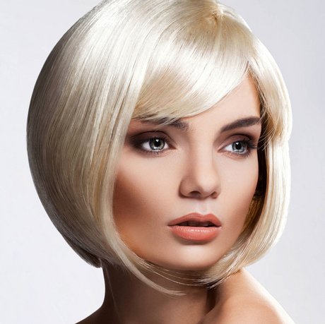 Eleganter A-Line Bob mit platinblonden Haaren