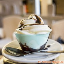Low Carb Frozen Yoghurt mit Schoko-Topping