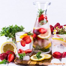 Erdbeer-Zitronen-Minze-Thymian-Wasser