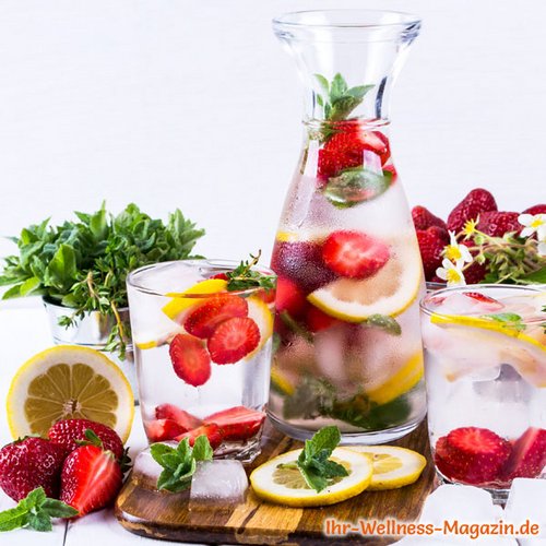 Erdbeer-Zitronen-Minze-Thymian-Wasser