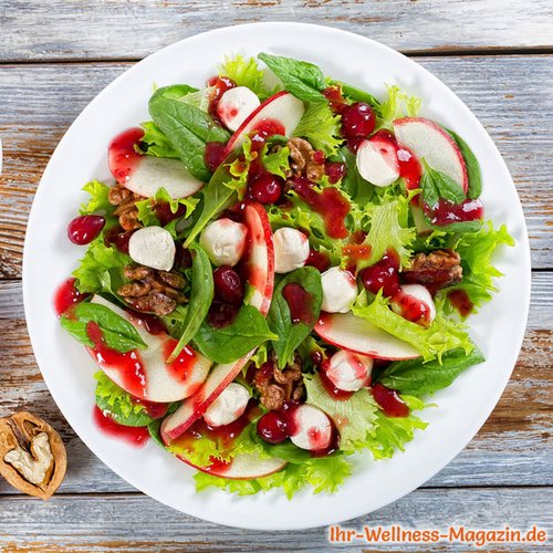 Grüner Salat mit Spinat, Mozzarella und Apfel - gesundes Low-Carb-Rezept