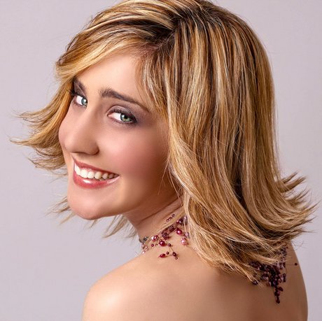 Strukturierter Long Bob mit blond gesträhnten Haaren